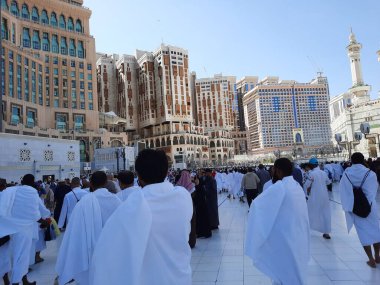 Mekke 'deki Mescidi Haram' da, dünyanın dört bir yanından hacılar cuma namazından sonra avluda toplanıyorlar..