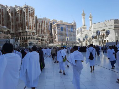 Mekke 'deki Mescidi Haram' da, dünyanın dört bir yanından hacılar cuma namazından sonra avluda toplanıyorlar..