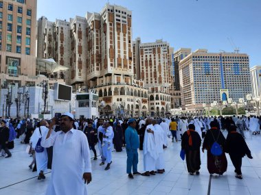 Mekke 'deki Mescidi Haram' da, dünyanın dört bir yanından hacılar cuma namazından sonra avluda toplanıyorlar..