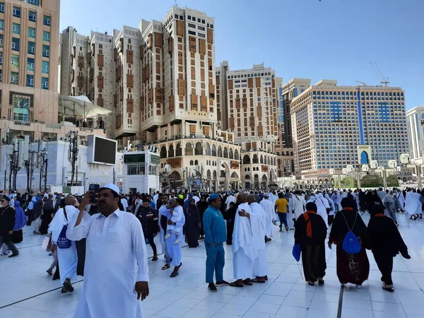 Mekke 'deki Mescidi Haram' da, dünyanın dört bir yanından hacılar cuma namazından sonra avluda toplanıyorlar..