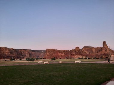 Al-Ula, Suudi Arabistan 'daki güzel bir kış parkı manzarası. Park antik tepelerle çevrili..