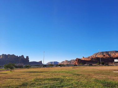 Al-Ula, Suudi Arabistan 'daki güzel bir kış parkı manzarası. Park antik tepelerle çevrili..