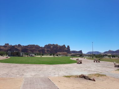 Al-Ula, Suudi Arabistan 'daki güzel bir kış parkı manzarası. Park antik tepelerle çevrili..