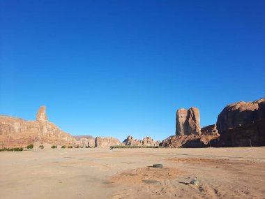 Al-Ula, Suudi Arabistan 'daki güzel bir kış parkı manzarası. Park antik tepelerle çevrili..