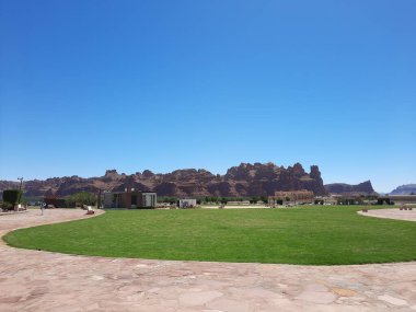 Al-Ula, Suudi Arabistan 'daki güzel bir kış parkı manzarası. Park antik tepelerle çevrili..