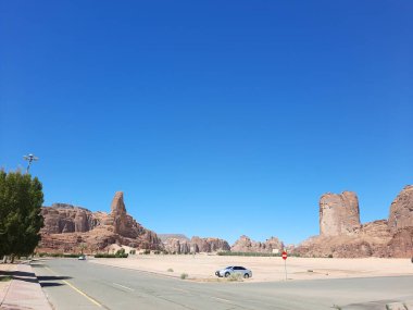 Al-Ula, Suudi Arabistan 'daki güzel bir kış parkı manzarası. Park antik tepelerle çevrili..