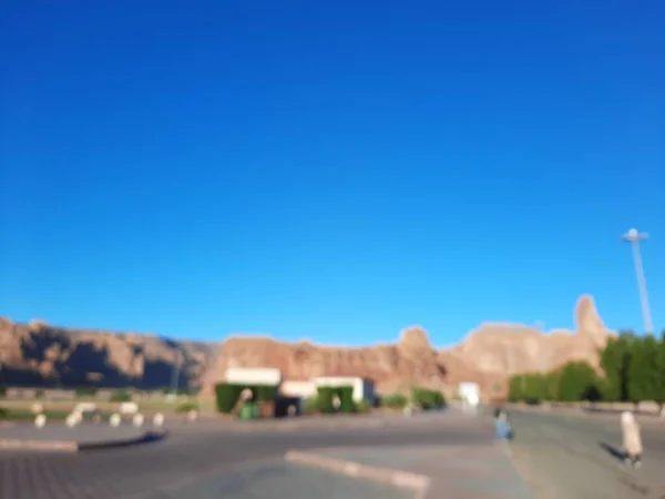 Al-Ula, Suudi Arabistan 'daki güzel bir kış parkı manzarası. Park antik tepelerle çevrili..