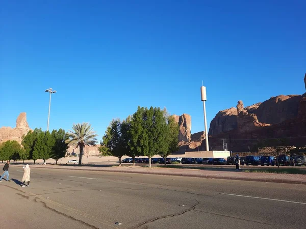Al-Ula, Suudi Arabistan 'daki güzel bir kış parkı manzarası. Park antik tepelerle çevrili..