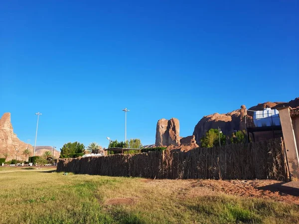 Al-Ula, Suudi Arabistan 'daki güzel bir kış parkı manzarası. Park antik tepelerle çevrili..
