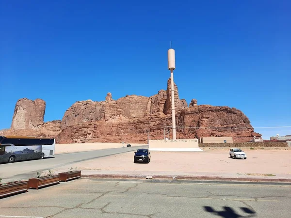 Al-Ula, Suudi Arabistan 'daki güzel bir kış parkı manzarası. Park antik tepelerle çevrili..