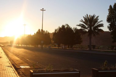 Al-Ula, Suudi Arabistan 'daki güzel bir kış parkı manzarası. Park antik tepelerle çevrili..