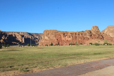 Al-Ula, Suudi Arabistan 'daki güzel bir kış parkı manzarası. Park antik tepelerle çevrili..