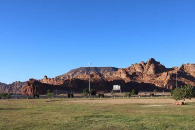 Al-Ula, Suudi Arabistan 'daki güzel bir kış parkı manzarası. Park antik tepelerle çevrili..