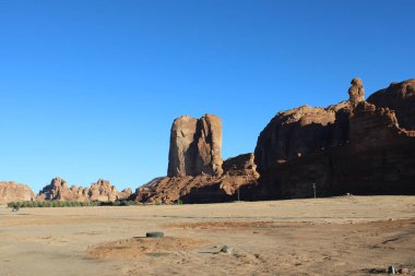 Al-Ula, Suudi Arabistan 'daki güzel bir kış parkı manzarası. Park antik tepelerle çevrili..