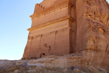 El-Ula, Suudi Arabistan 'daki Madain Saleh arkeolojik sahasının güzel gündüz manzarası.