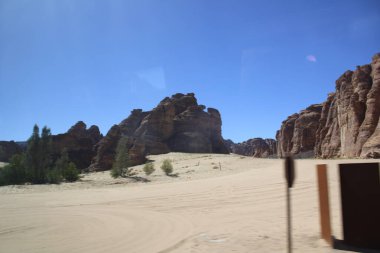 El-Ula, Suudi Arabistan 'daki Madain Saleh arkeolojik sahasının güzel gündüz manzarası.