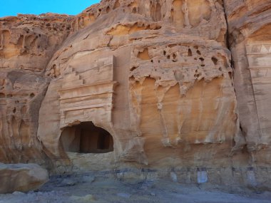 El-Ula, Suudi Arabistan 'daki Madain Saleh arkeolojik sahasının güzel gündüz manzarası.