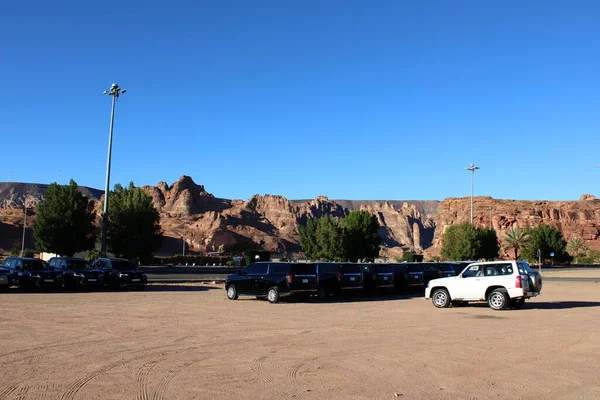Al-Ula, Suudi Arabistan 'daki güzel bir kış parkı manzarası. Park antik tepelerle çevrili..