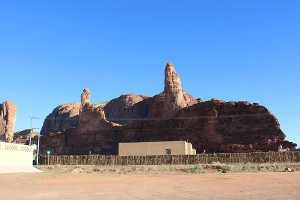 Al-Ula, Suudi Arabistan 'daki güzel bir kış parkı manzarası. Park antik tepelerle çevrili..