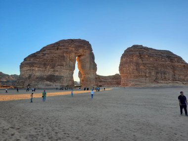 Al-Ula, Suudi Arabistan 'daki Fil Kayası' nın güzel akşam manzarası. Fil Kayası 'nı görmek için çok sayıda turist akın ediyor..
