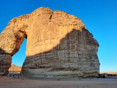 Al-Ula, Suudi Arabistan 'daki Fil Kayası' nın güzel akşam manzarası. Fil Kayası 'nı görmek için çok sayıda turist akın ediyor..