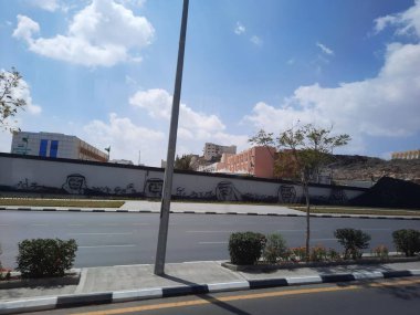 Taif, Suudi Arabistan 'daki caddelerin ve binaların güzel gündüz manzarası. Temiz yollar ve evler gün ışığında görülebilir..