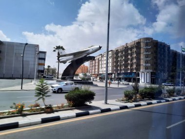 Taif, Suudi Arabistan 'daki caddelerin ve binaların güzel gündüz manzarası. Temiz yollar ve evler gün ışığında görülebilir..