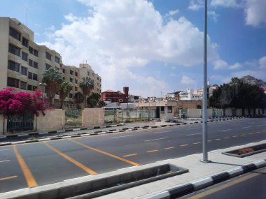 Taif, Suudi Arabistan 'daki caddelerin ve binaların güzel gündüz manzarası. Temiz yollar ve evler gün ışığında görülebilir..