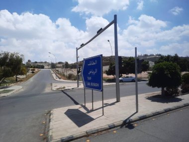 Taif, Suudi Arabistan sokaklarının güzel bir gündüz manzarası. Açık yollar, tepeler ve ağaçlar gün ışığında görülebilir..