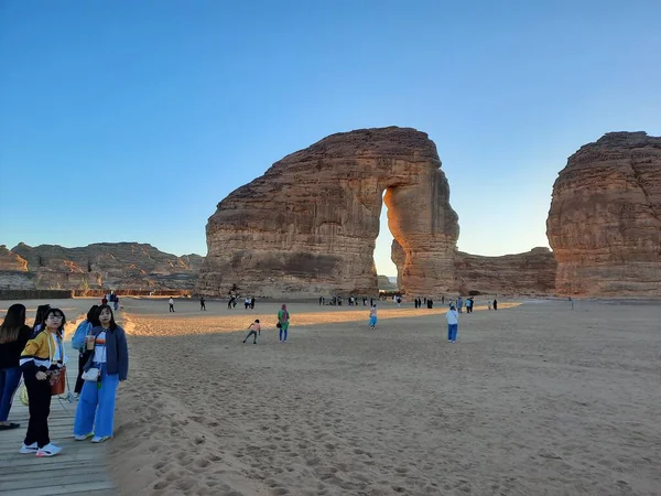 Bela Vista Noturna Elephant Rock Ula Arábia Saudita Turistas Reúnem — Fotografia de Stock