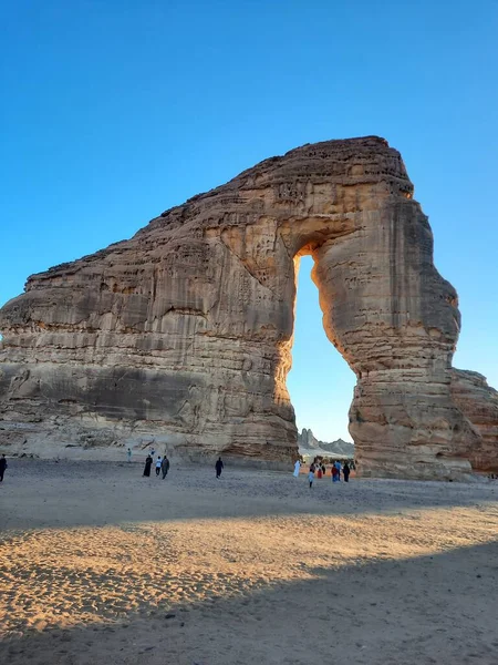 사우디아라비아 알울라에 코끼리 바위의 아름다운 코끼리 바위를 구경하기 관광객들이 — 스톡 사진