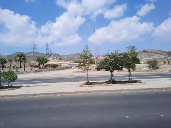 サウジアラビアのタイフの街の美しい昼間の景色 晴れた日には道路や丘や木が見える — ストック写真