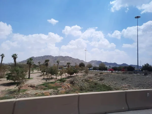 サウジアラビアのタイフの街の美しい昼間の景色 晴れた日には道路や丘や木が見える — ストック写真