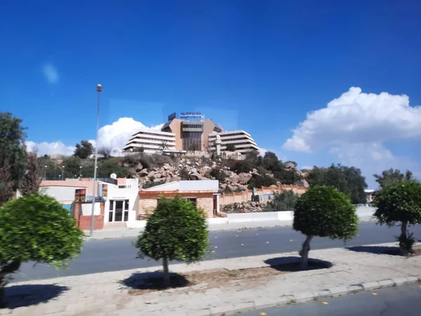 Taif, Suudi Arabistan 'daki caddelerin ve binaların güzel gündüz manzarası. Temiz yollar ve evler gün ışığında görülebilir..