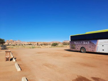 Otobüsler çölün farklı yerlerine park edilir. Turistleri gün içinde Suudi Arabistan 'daki El-Ula' ya götürmek için..