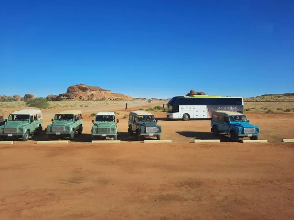 El-Ula, Suudi Arabistan 'da gün içinde farklı yerlere turistleri götürmek için çölün farklı yerlerinde cipler park edilir..