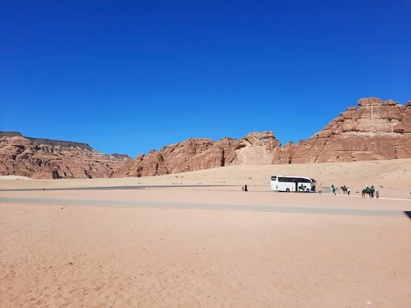 Bussen Worden Geparkeerd Verschillende Plaatsen Woestijn Toeristen Naar Verschillende Plaatsen — Stockfoto
