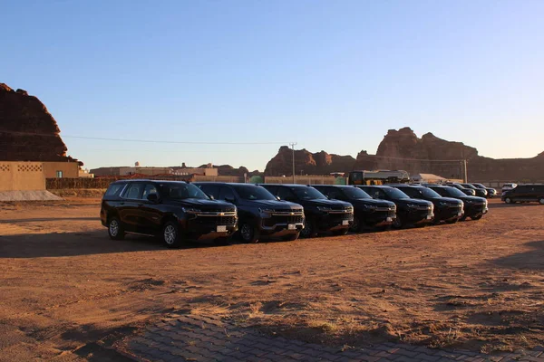 Jeeps Estão Estacionados Diferentes Lugares Deserto Para Levar Turistas Para — Fotografia de Stock