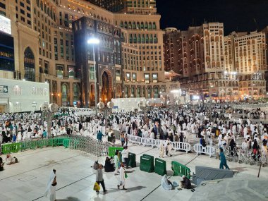 Mescid-i Haram 'daki saat kulesinin önünde dünyanın farklı ülkelerinden gelen çok sayıda Umrah hacısı var. Ramazan ayı boyunca Mescid-i Haram dünyanın dört bir yanından gelen hacılarla doludur..