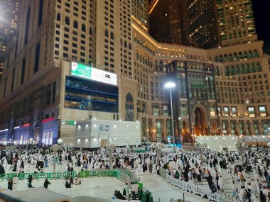 Mescid-i Haram 'daki saat kulesinin önünde dünyanın farklı ülkelerinden gelen çok sayıda Umrah hacısı var. Ramazan ayı boyunca Mescid-i Haram dünyanın dört bir yanından gelen hacılarla doludur..