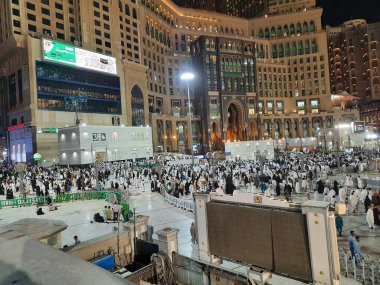 Mescid-i Haram 'daki saat kulesinin önünde dünyanın farklı ülkelerinden gelen çok sayıda Umrah hacısı var. Ramazan ayı boyunca Mescid-i Haram dünyanın dört bir yanından gelen hacılarla doludur..