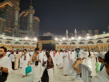 Ramazan ayında, dünyanın dört bir yanından hacılar Mekke 'deki Mescidi Haram' da Kabe 'nin etrafında Tawaf yaparlar..