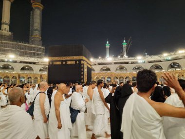 Ramazan ayında, dünyanın dört bir yanından hacılar Mekke 'deki Mescidi Haram' da Kabe 'nin etrafında Tawaf yaparlar..