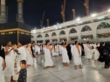 Ramazan ayında, dünyanın dört bir yanından hacılar Mekke 'deki Mescidi Haram' da Kabe 'nin etrafında Tawaf yaparlar..