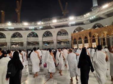 Ramazan ayında, dünyanın dört bir yanından hacılar Mekke 'deki Mescidi Haram' da Kabe 'nin etrafında Tawaf yaparlar..