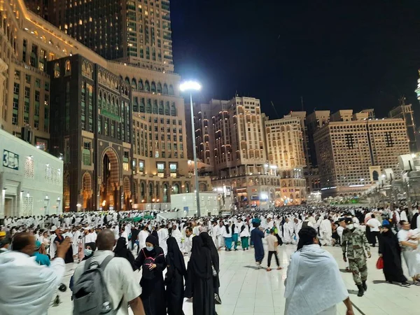 Перед Башней Часами Мечети Аль Харам Находится Большое Количество Паломников — стоковое фото