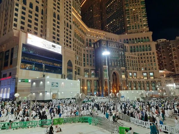 Przed Wieżą Zegarową Masjid Haram Przybywa Wielu Pielgrzymów Umrah Różnych — Zdjęcie stockowe