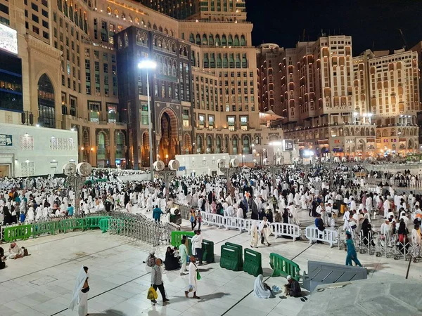 Frente Torre Del Reloj Masjid Haram Hay Gran Número Peregrinos —  Fotos de Stock