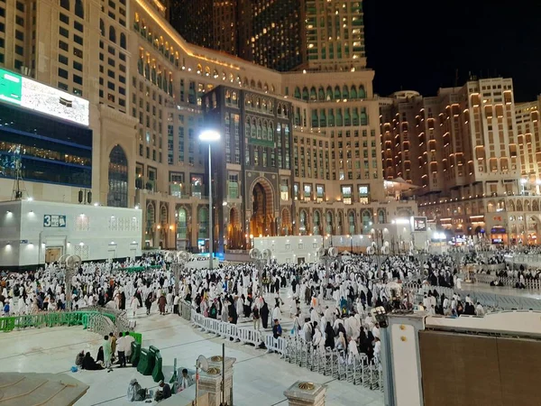 Vor Dem Uhrturm Masjid Haram Steht Eine Große Zahl Von — Stockfoto