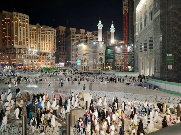 Vor Dem Uhrturm Masjid Haram Steht Eine Große Zahl Von — Stockfoto